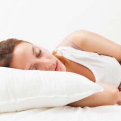 Qual melhor posição para dormir com dor na coluna