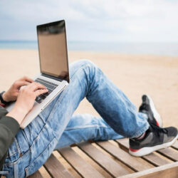 Trabalhar online full-time vs. freelance: prós e contras de cada modalidade