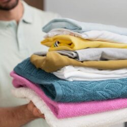 Veja como tirar mancha de roupa branca que manchou com outra cor