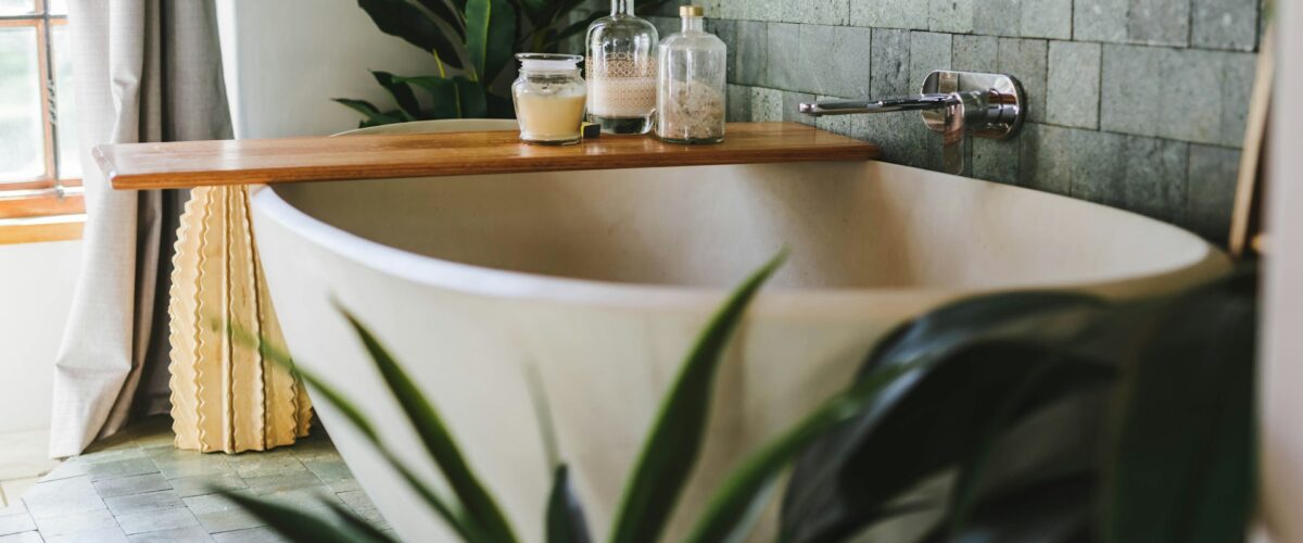 Banheiras Bom Banho: transforme a casa em espaço de bem-estar 1 Uma mulher se prepara para relaxar em uma banheira da Banheiras Bom Banho.