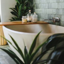 Banheiras Bom Banho: transforme a casa em espaço de bem-estar 6 Uma mulher se prepara para relaxar em uma banheira da Banheiras Bom Banho.